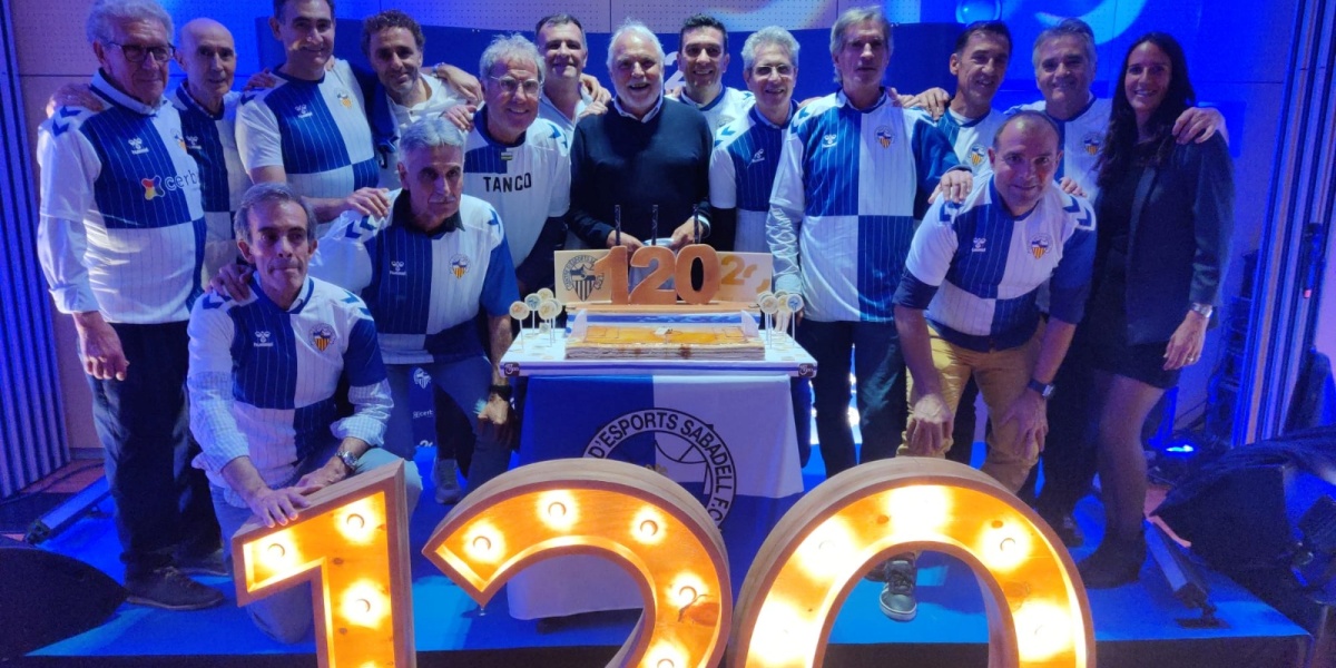 Exjugadors del CE Sabadell amb el pastís del 120è aniversari. Autor: @cesabadell via Twitter.