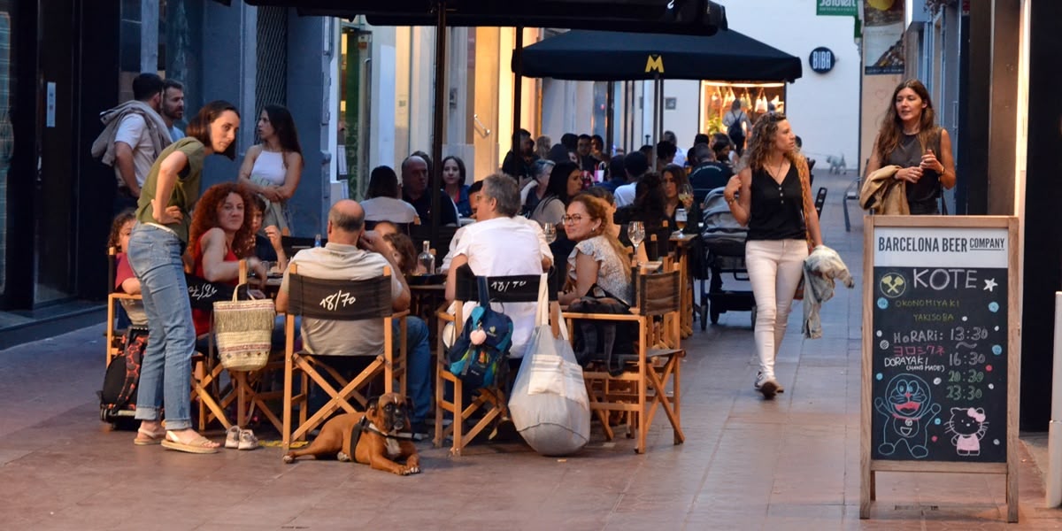 Terrasses al carrer de Sant Antoni, al juny de 2023. Autor: J.d.A.