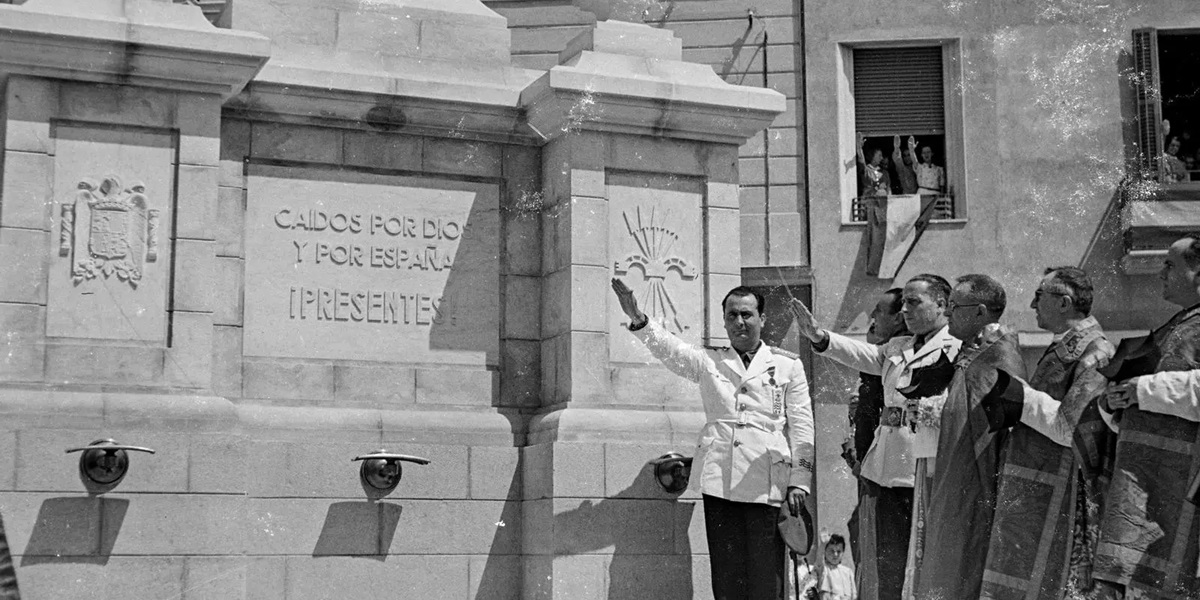 L'alcalde Josep Maria Marcet i Coll inaugurant el monument als caiguts de Sabadell el 1943. ARXIU NACIONAL DE CATALUNYA. SINDICAT DE LA IMATGE