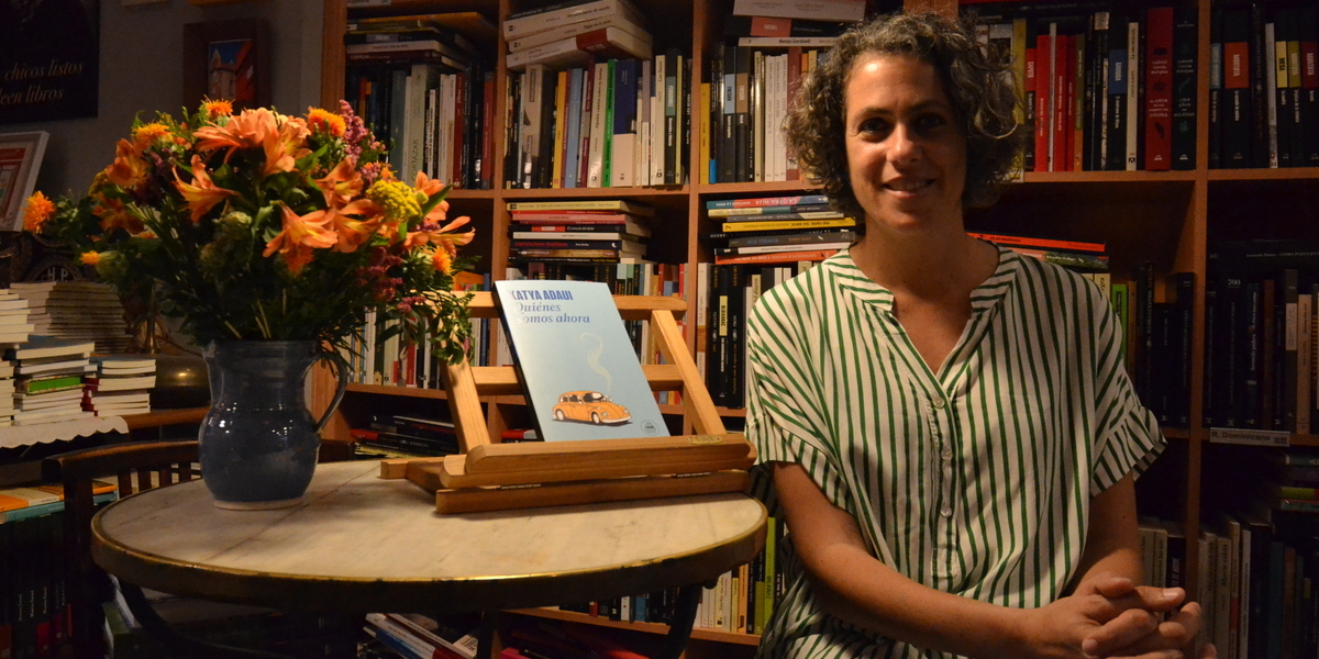 L'escriptora Katya Adaui, amb el seu llibre 'Quiénes somos ahora', al Librerío. Autor: Jordi M.