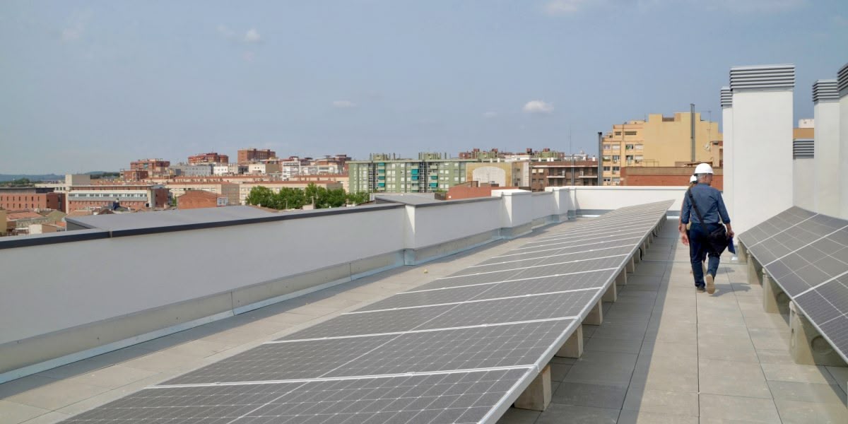 Exterior del bloc de pisos de Francesc Layret, amb les plaques fotovoltaiques. Autora: Sara CM.