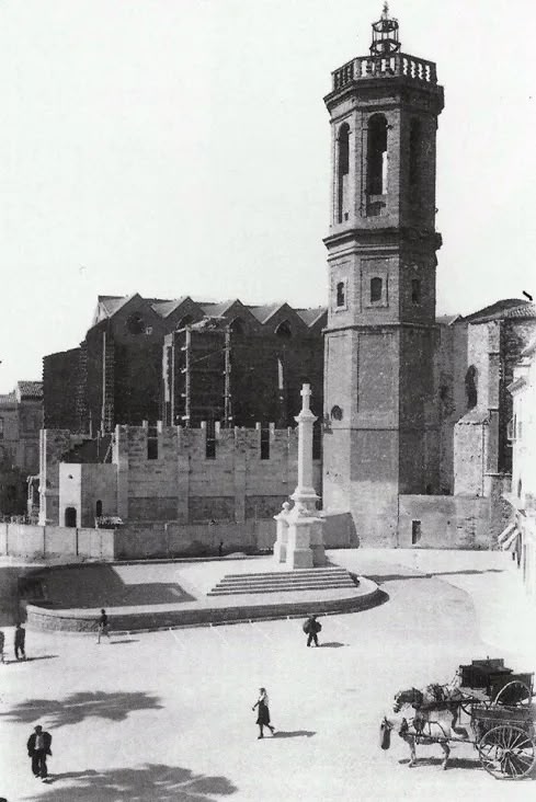 La Creu dels caiguts, amb Sant Fèlix en plena reconstrucció.