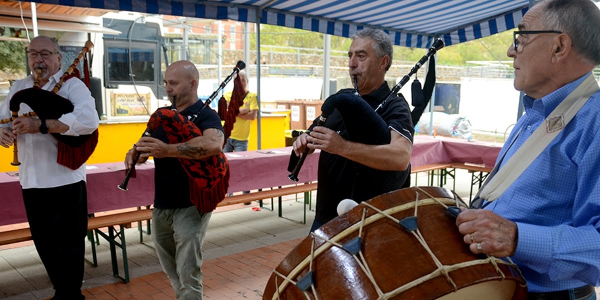 Foto portada: gaiters en una edició anterior de la Festa Gallega.