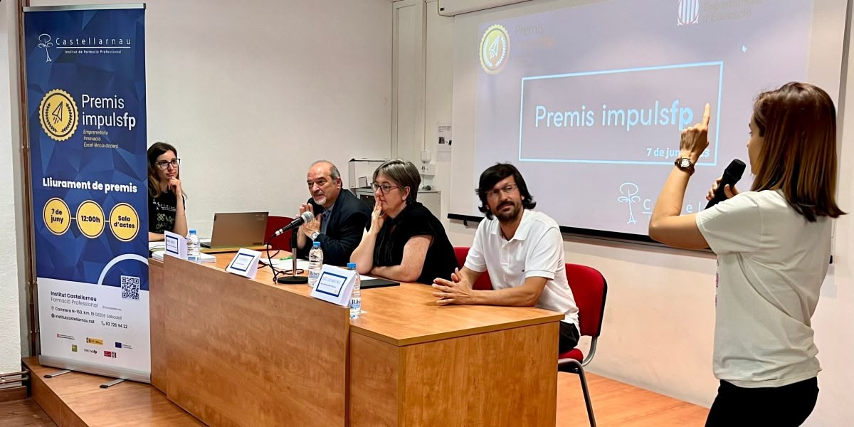 Foto portada: d'esquerra a dreta, el regidor d'educació, Manuel Robles, la directora de l'institut Castellarnau, Lucia Mendez i el tècnic del departament d'Educació, Jose Luis Martínez en un moment dels Premis Impuls FP. Autora: Sara CM.