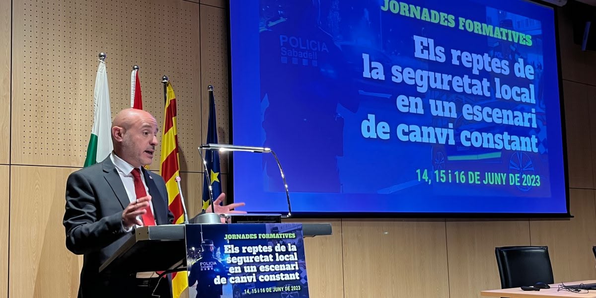 Foto portada: el delegat del Govern, Carlos Prieto en la inauguració de les jornades formatives 'Els reptes de la seguretat local en un escenari de canvi constant'. Font: Sara CM.