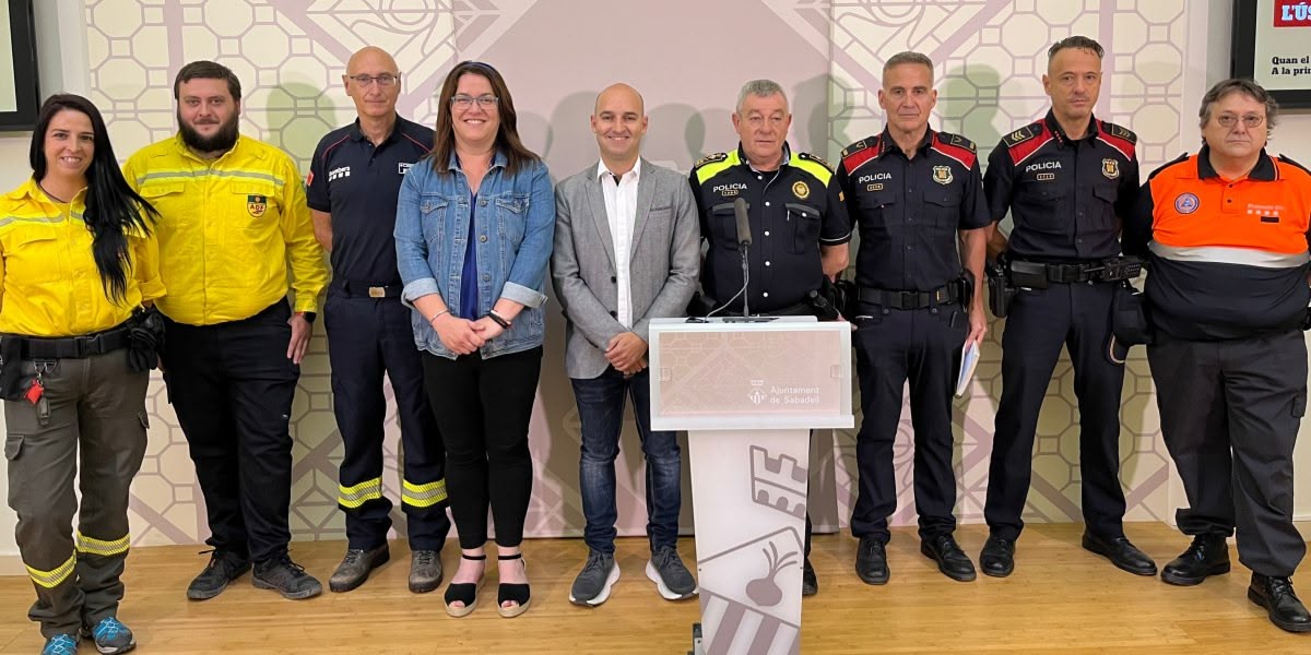 Foto portada: els representats dels cossos de seguretat, el tinent d'alcaldessa de l'Àrea d'Urbanisme, Desenvolupament sostenible i Seguretat, Adrián Hernández; i la tinenta d'alcaldessa de l'Àrea d'Espai urbà, Acció territorial i Participació, Mar Molina.