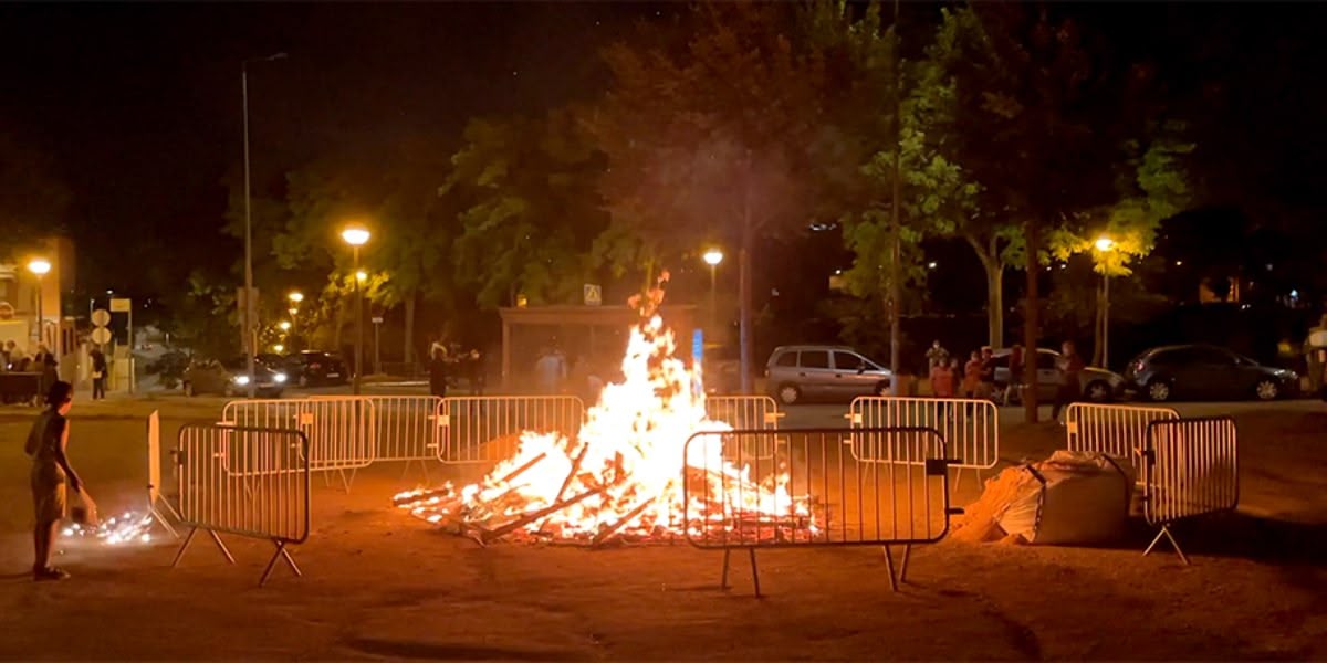 Foto portada: foguera de Sant Joan en una foto d'arxiu.