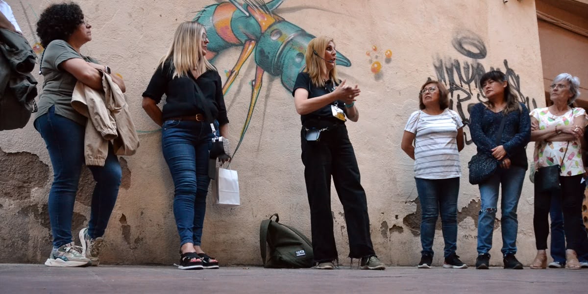 Foto portada: assistents a la ruta 'Sabadell misterioso', al carrer de Sant Antoni. Autor: J.d.A.