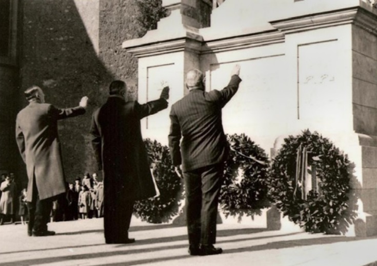 Salutació feixista a la creu, a finals dels anys 50.