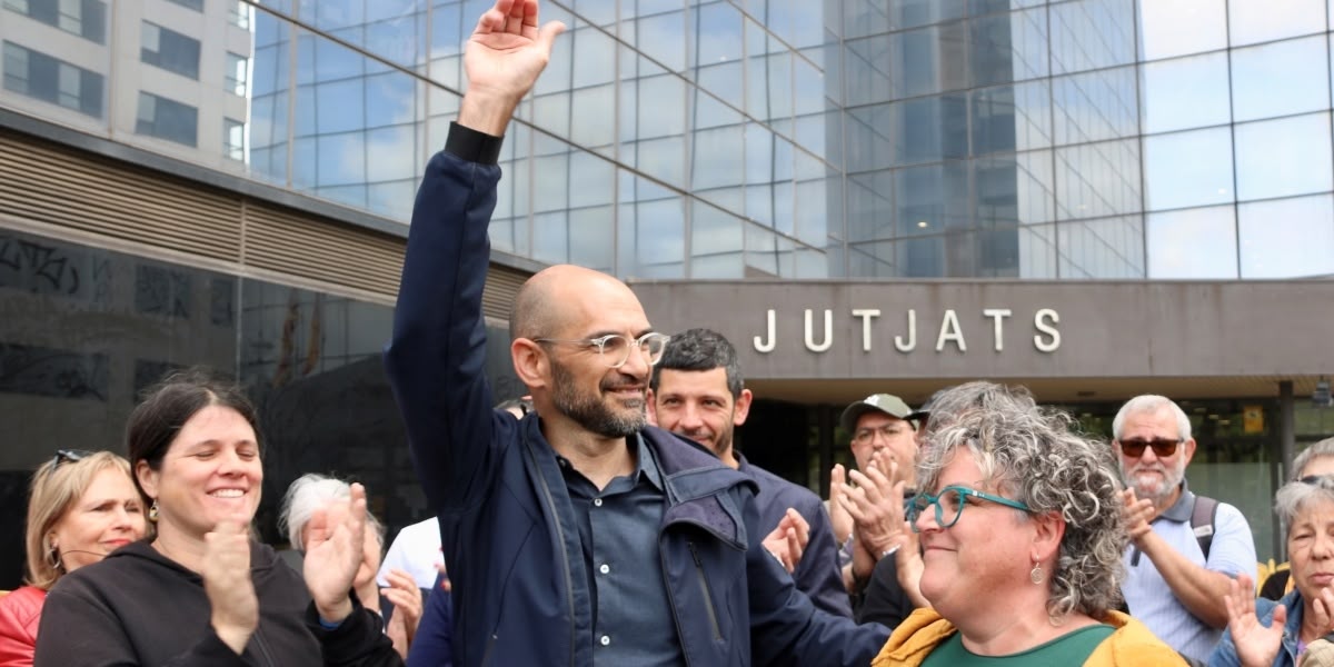 Serracant, amb militants de la Crida i el diputat de la CUP Xavier Pellicer de fons, abans del judici. Autor: ACN.