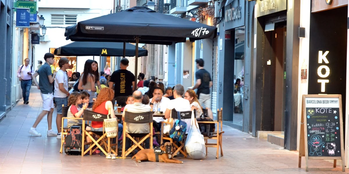 Terrasses al carrer de Sant Antoni, al juny de 2023. Autor: J.d.A.