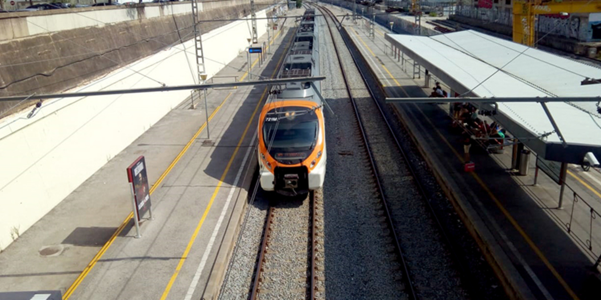 Tren arribant a l'estació de Sabadell Sud. Autor: David B.