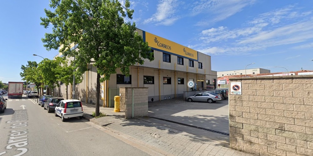 Foto portada: oficina de Correus al carrer Bocaccio. Foto: Google Street View.