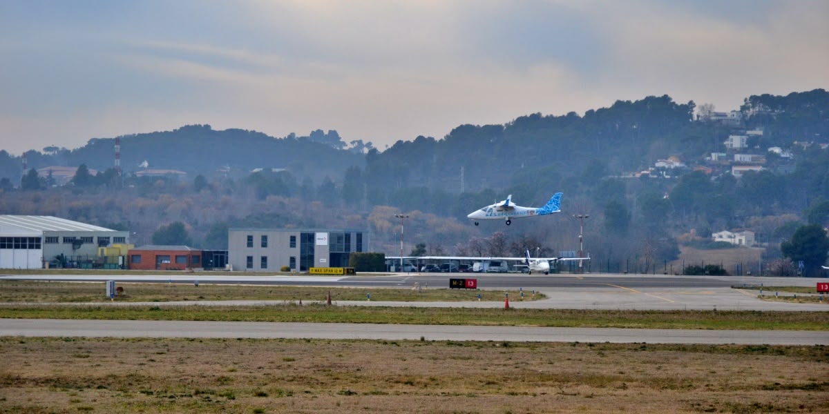 Foto portada: una avioneta aterrant a l'Aeroport. Autor: J.d.A.