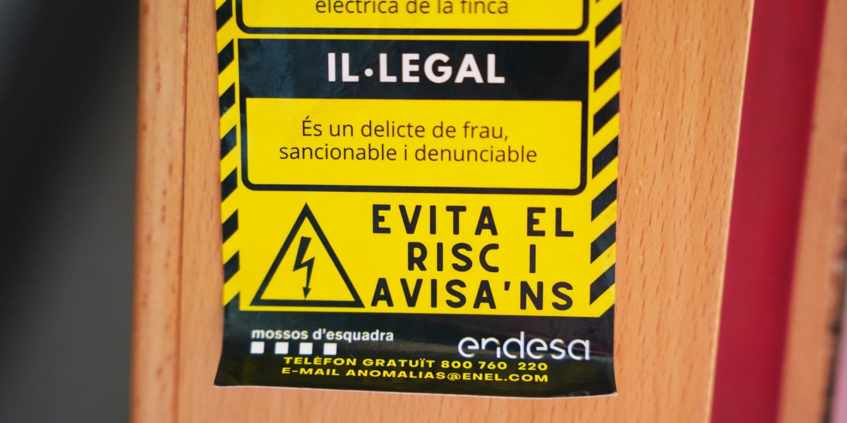 Foto portada: un adhesiu de la comercialitzadora alertant contra el frau elèctric. Font: Aliança contra la Pobresa Energètica via Twitter.