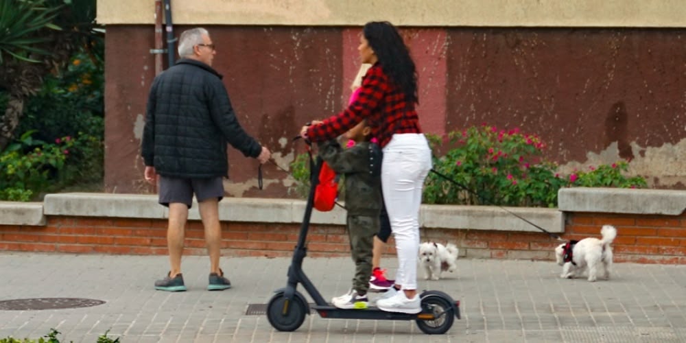 Foto portada: la conductora d'un patinet elèctric, en una imatge d'arxiu. Autora: Lucía Marín.