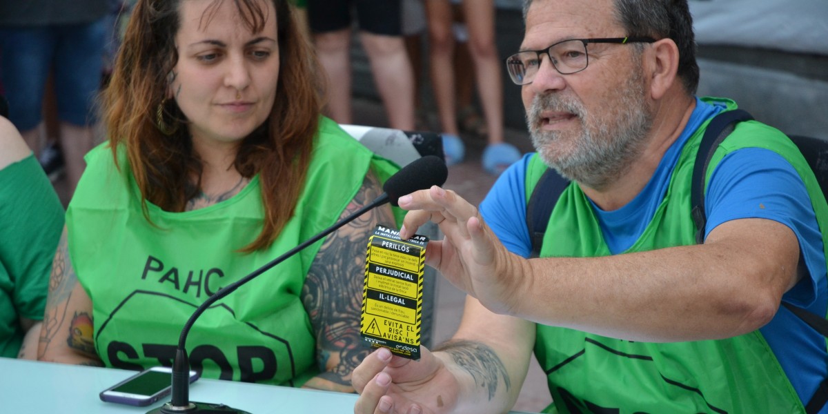 Aina Guidus, portaveu de la PAH, amb Andrés Ucendo, veí del bloc Guillem Agulló. Autor: Jordi M.