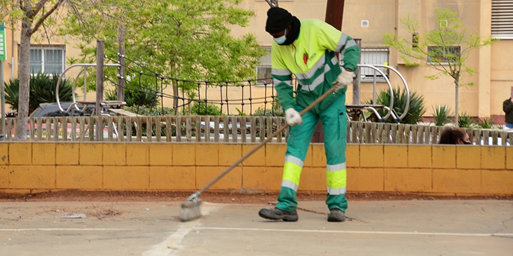 Foto portada: un operari de la neteja viària, a la plaça Picasso de Campoamor. Autor: cedida.
