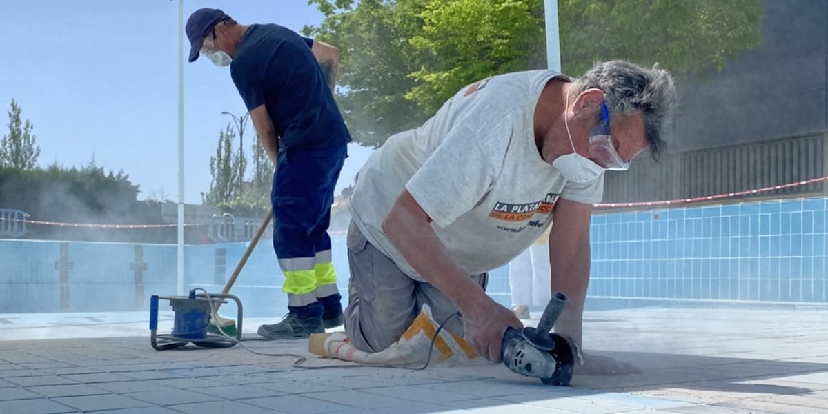 Foto portada: operaris fent treballs de manteniment d'una piscina municipal, l'any passat. Autor: David B.