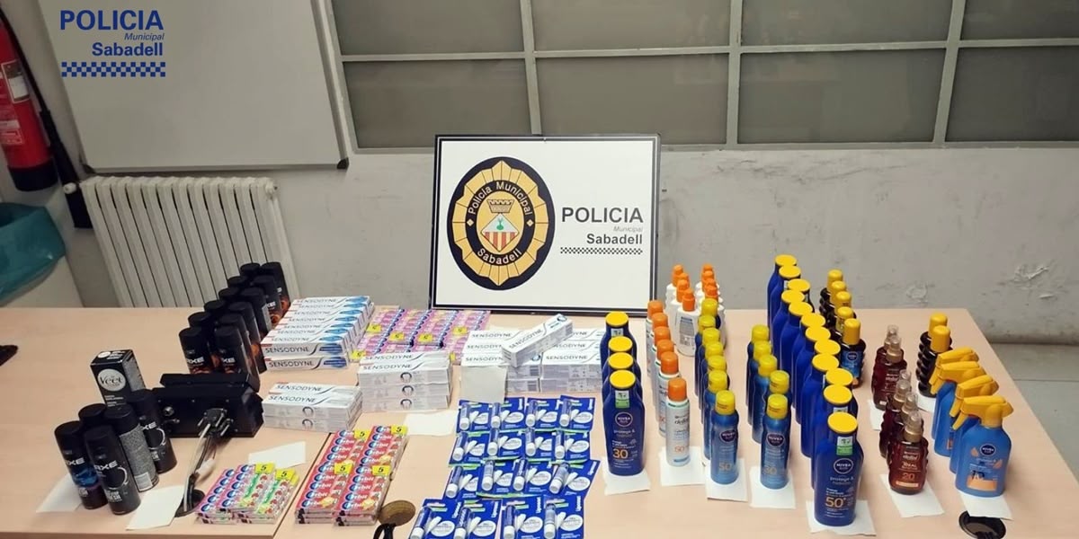 Foto portada: el material de cosmètica intervingut per la Policia al juliol de 2023. Autor: @PoliciaSabadell via Twitter.