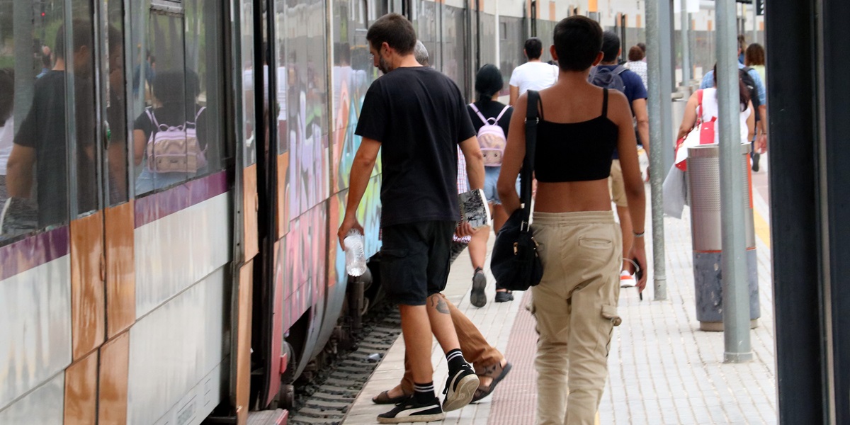 Foto portada: passatgers agafant un tren de Rodalies, a Castellbisbal, el 31 de juliol de 2023. Autor: ACN.