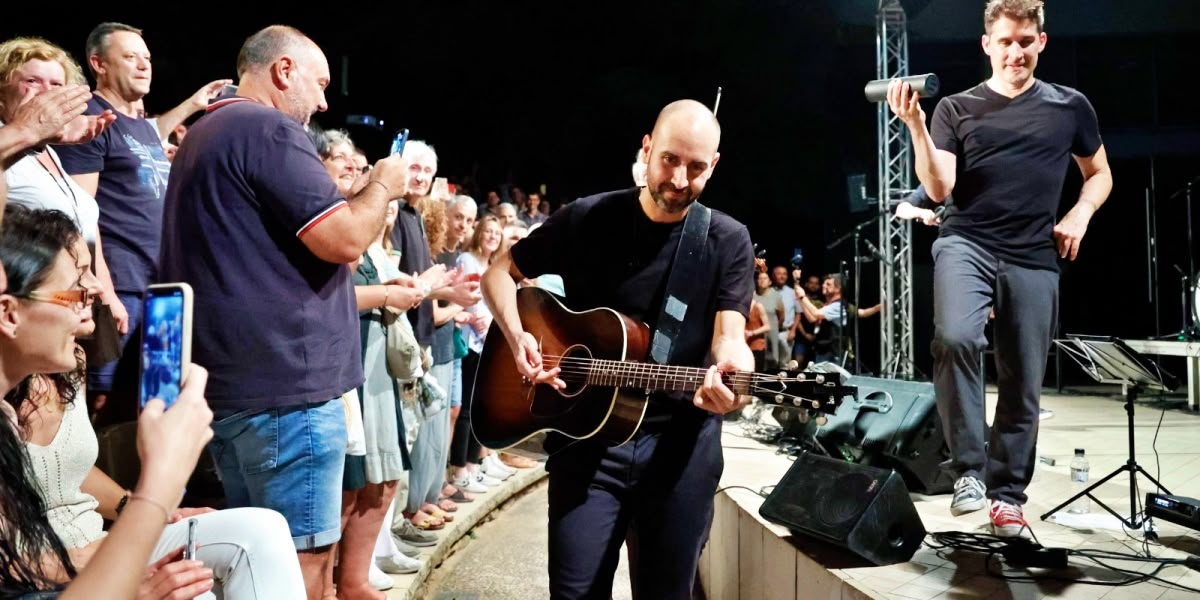 Foto portada: un moment del concert, entre el públic. Autor: David Jiménez.