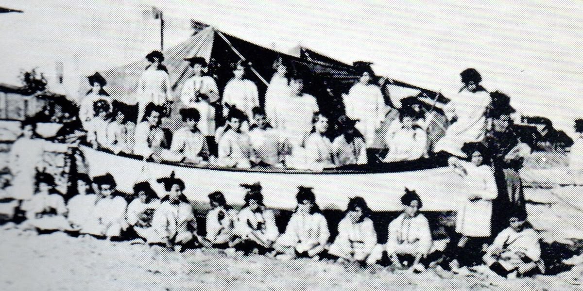 Nenes de la colònia d'Ocata a la platja (1919)