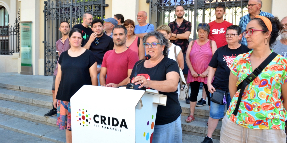 Nani Valero, amb militants de la Crida, durant la roda de premsa de comiat. Autor: Jordi M.