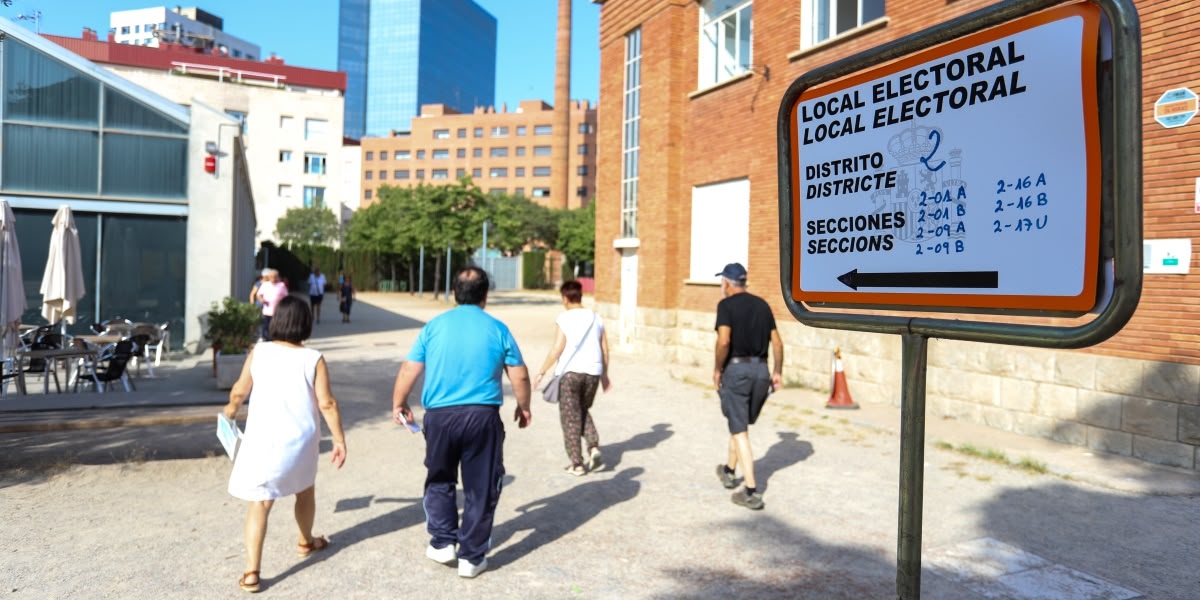 Votants entrant a l'Estruch, a La Creu Alta. Autora: Alba Garcia.