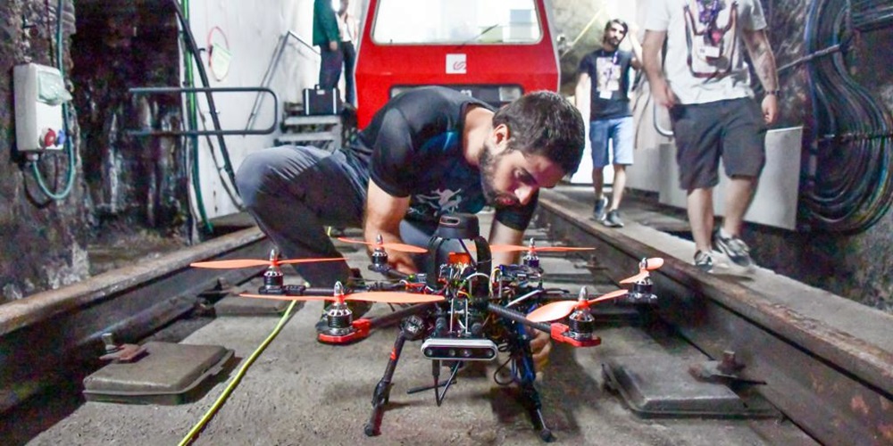 Foto portada: una de les pràctiques amb drons a les vies en desús. Autor: FGC.