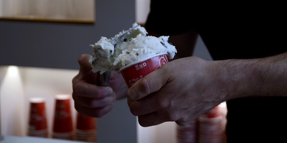 Foto portada: un gelat de la gelateria Vídua Asensi, al Passeig de la plaça Major, aquest dimecres. Autora: Sara Cordero.