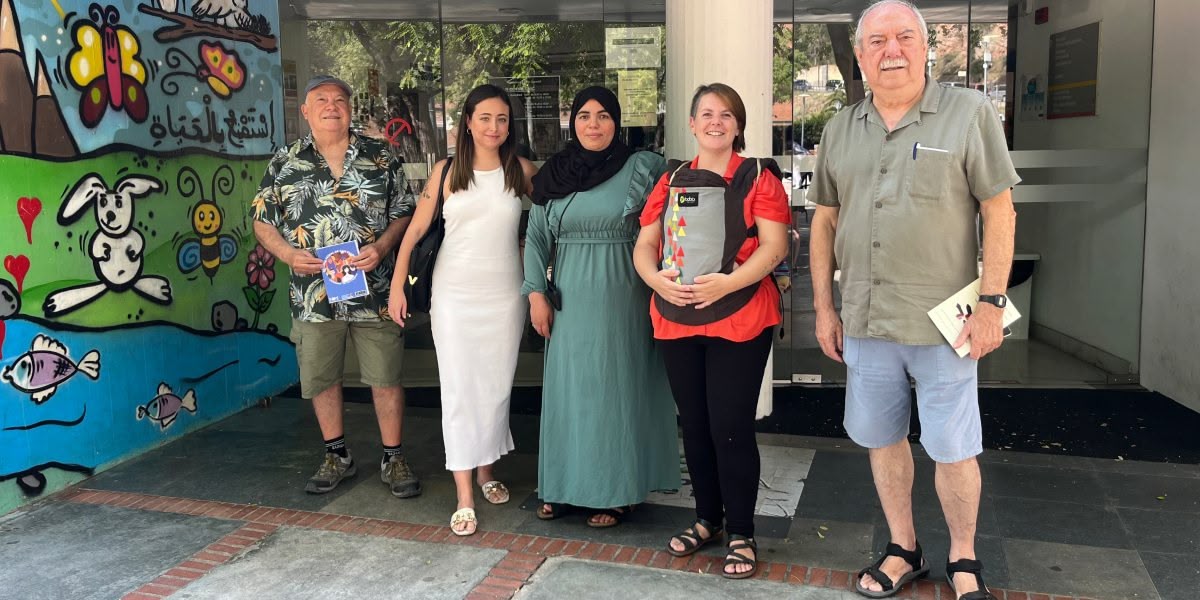 Foto portada: l'equip organitzador de l'oficina veïnal (d'esquerra a dreta), Antonio Recio, la coordinadora Paula Porras, Khadija, Mar i el president de la FAVSabadell, Manuel Navas. Autora: Sara CM.