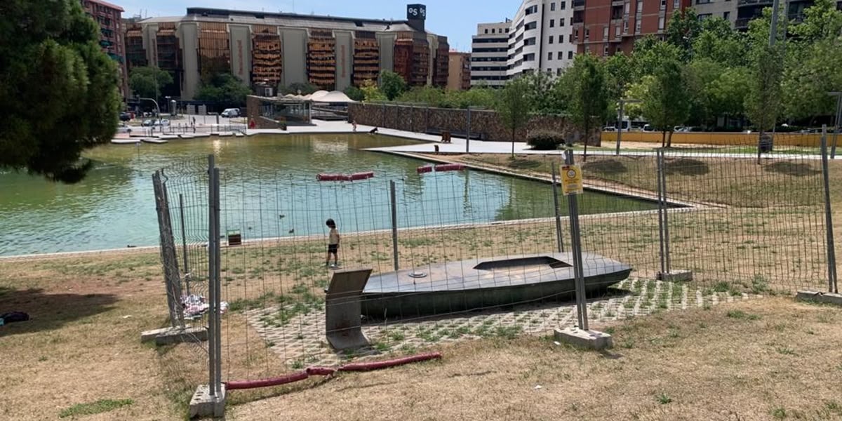 Foto portada: l'escultura protegida, aquest matí. Autor: Ajuntament via Twitter.