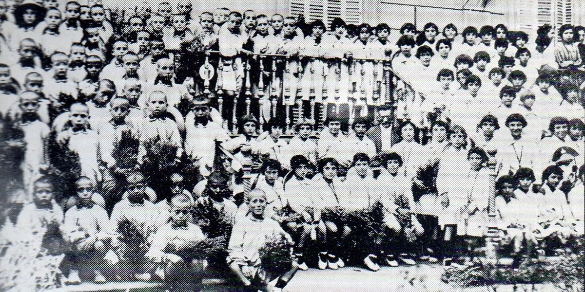 Rebuda als infants de retorn de les colònies (1926)