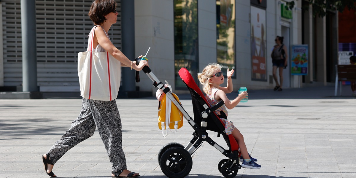 Una dona i una nena, al Passeig de la plaça Major. Autor: David Jiménez.