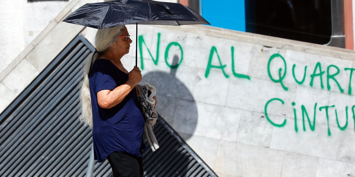 Una dona amb paraigues, al Passeig de la plaça Major. Autor: David Jiménez.