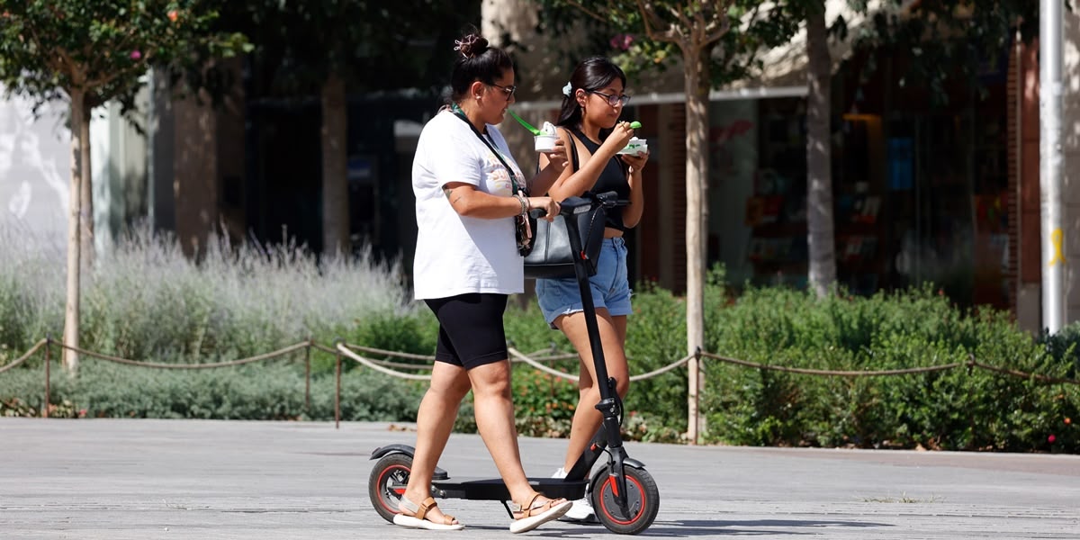 Dues joves menjant un gelat per passar la calor. Autor: David Jiménez.