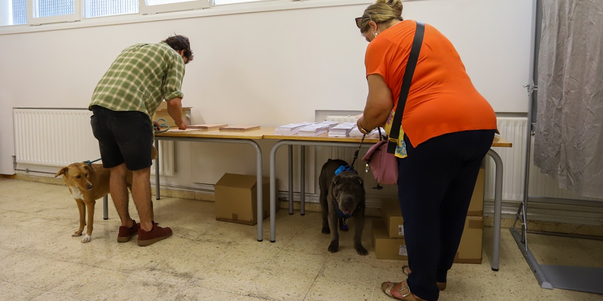 Un votant a l'Enric Casassas. Autora: Alba Garcia.