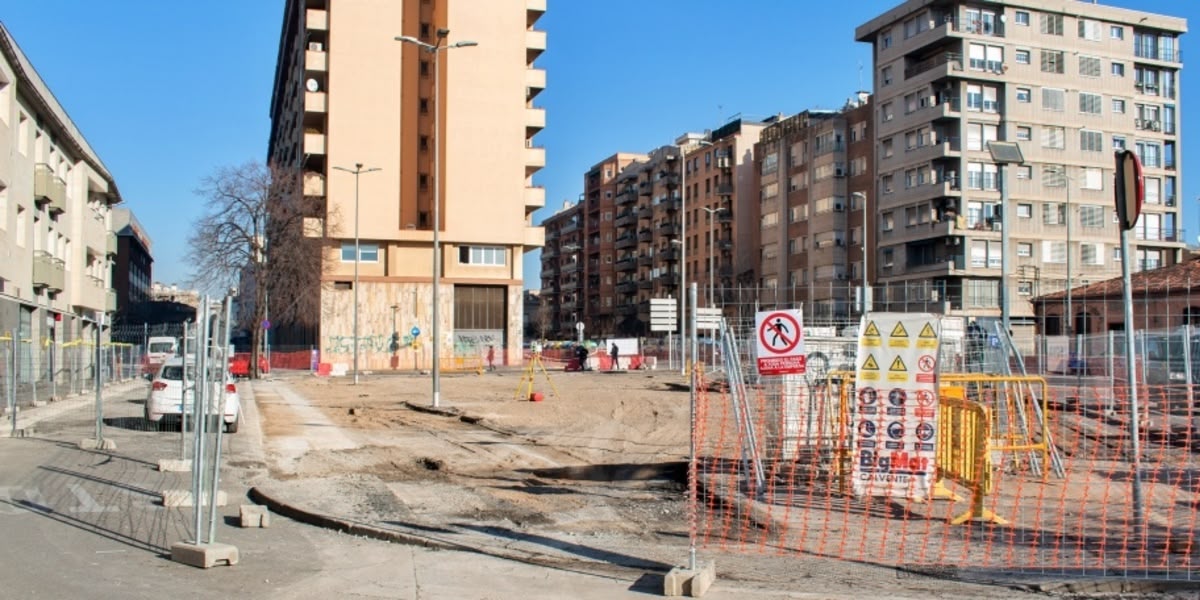 Obres al carrer de l'Estació, al febrer de 2023. Autor: Izan Vizuete.