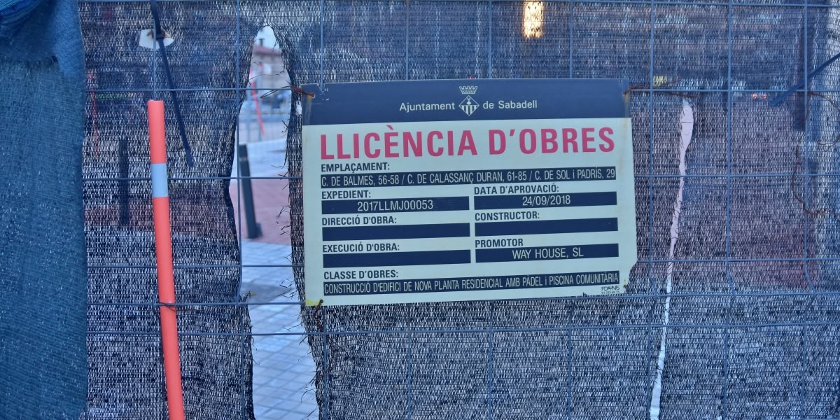 Foto portada: cartell d'una llicència d'obres, fa un temps. Autora: Lucía Marín.