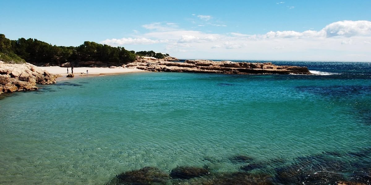 Foto portada: la cala del Ribellet, a l'Ametlla de Mar.