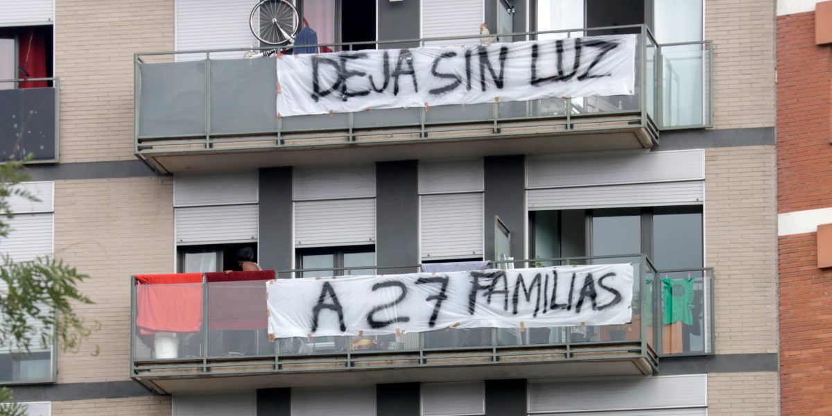 Pancartes als balcons del bloc ocupat per la PAH. Autor: Albert Hernández / ACN