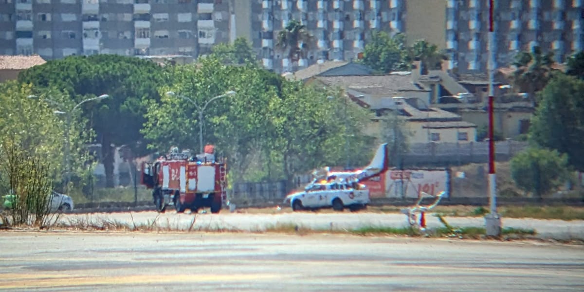 Foto portada: l'avioneta, amb la tanca. Autor: @ivancp25 via Twitter.