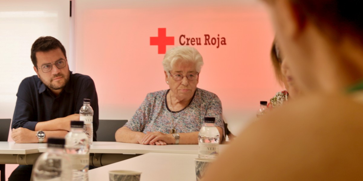 Pere Aragonès, amb persones que participen al projecte contra la soledat no volguda de Creu Roja. Autor: ACN