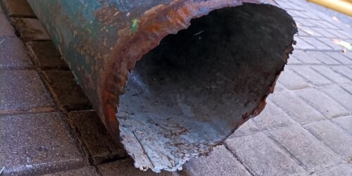 Foto portada: el fanal que va caure diumenge. Font: @ERC_Sabadell via X (abans Twitter).