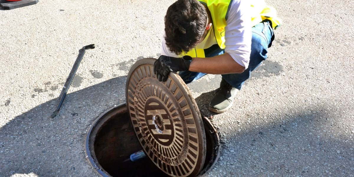 Un tècnic fent una actuació contra les plagues, al barri de Can Feu. Autor: Jordi M.