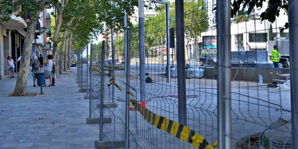 Obres al lateral de la Gran Via, al carrer d'Alguersuari i Pascual, a l'Eixample. Autor: J.d.A.