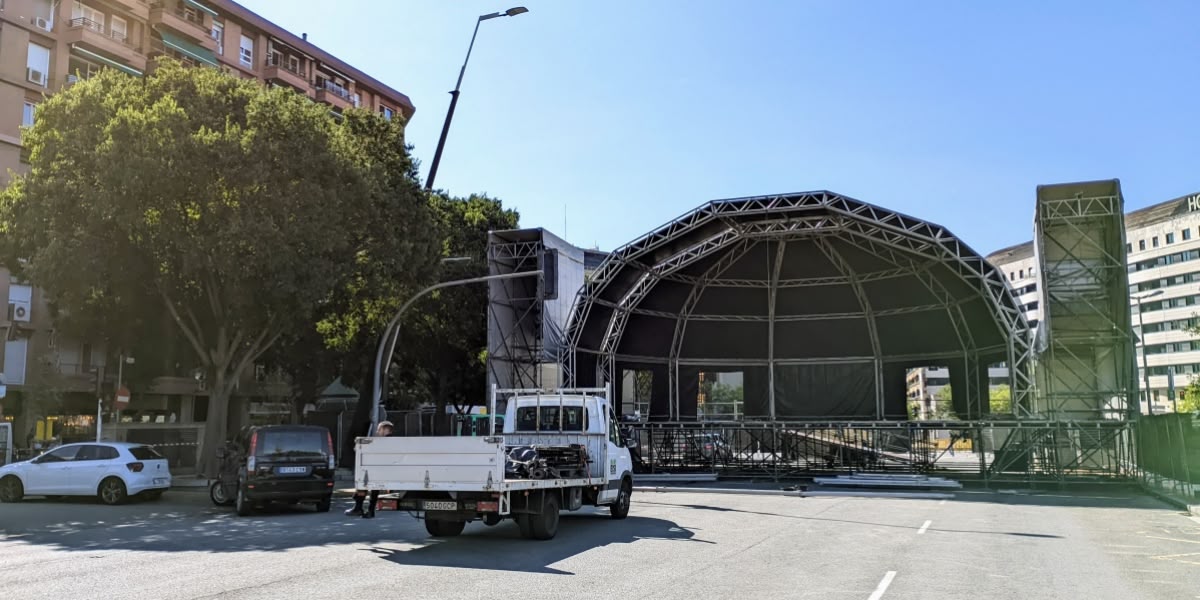 Foto portada: l'escenari de la Festa Major, ja muntat, aquest dimarts al matí. Autor: J.d.A.