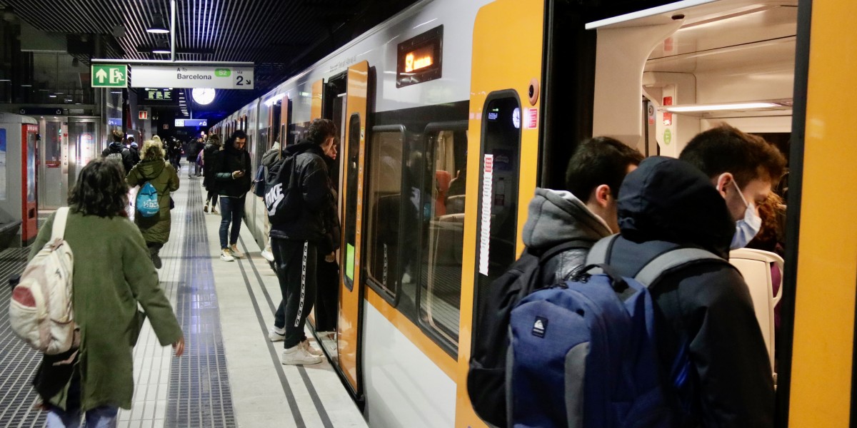 Passatgers pujant a un tren FGC, a Sabadell Plaça Major. Autor: ACN