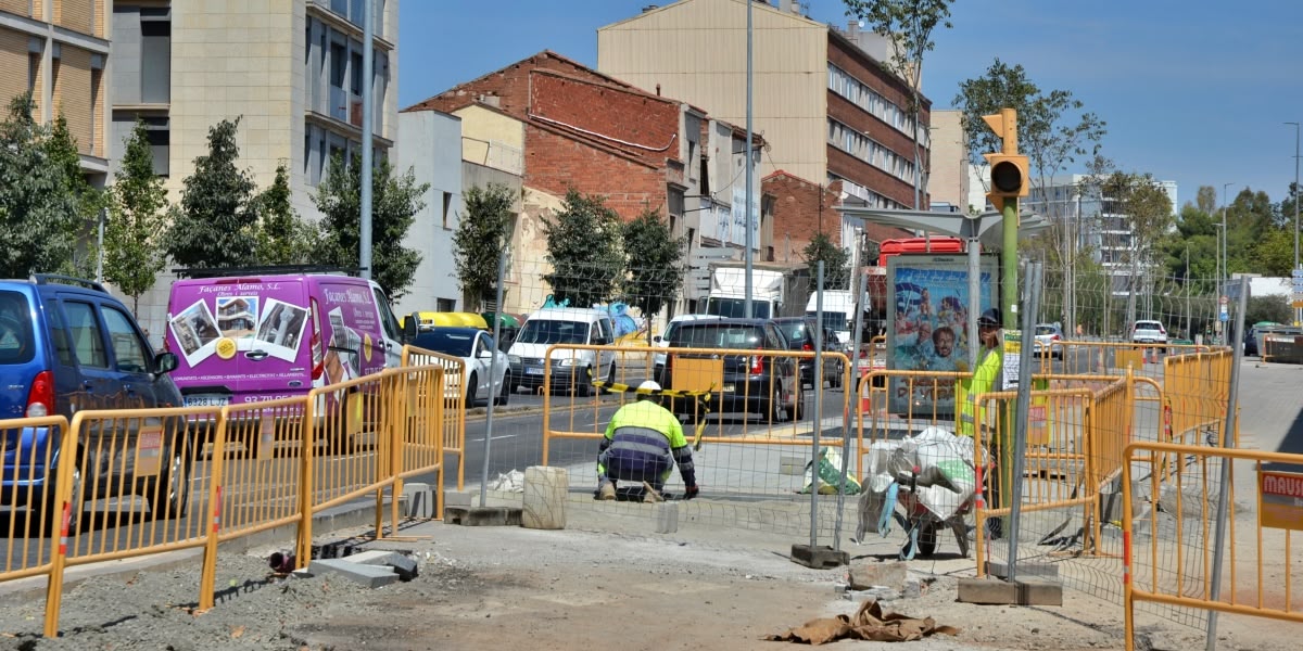 Operaris treballant a ple sol, l'agost de 2023, en les obres del lateral de la Gran Via. Autor: J.d.A.